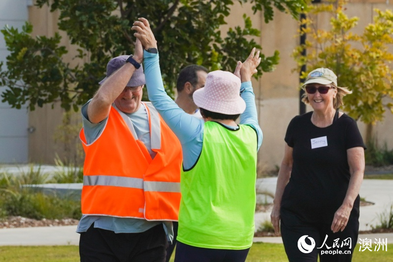 隊友進(jìn)球后興奮慶祝（攝影 馮昕宇）