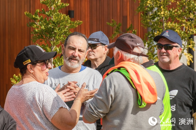 賽后球員們進行復(fù)盤交流（攝影 韋東宇）