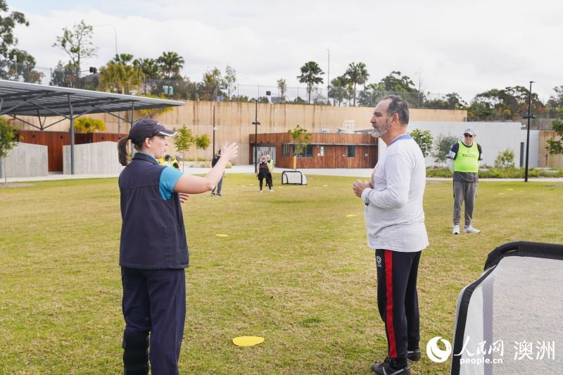 金伯莉與參賽隊(duì)員賽前溝通（攝影 馮昕宇）