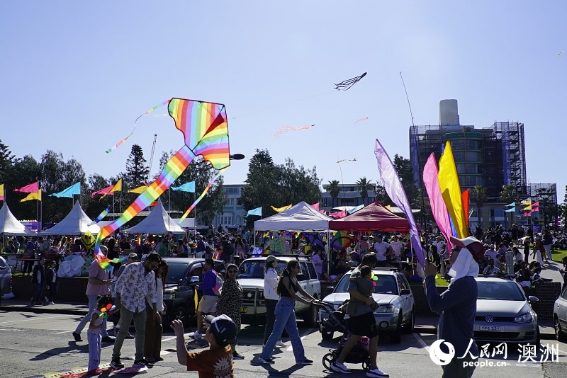 游客聚集在風(fēng)箏制作工坊前（攝影 石想）