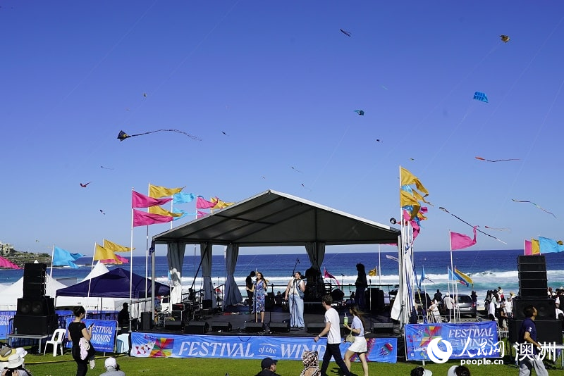 風(fēng)箏節(jié)現(xiàn)場的文藝演出（攝影 石想）