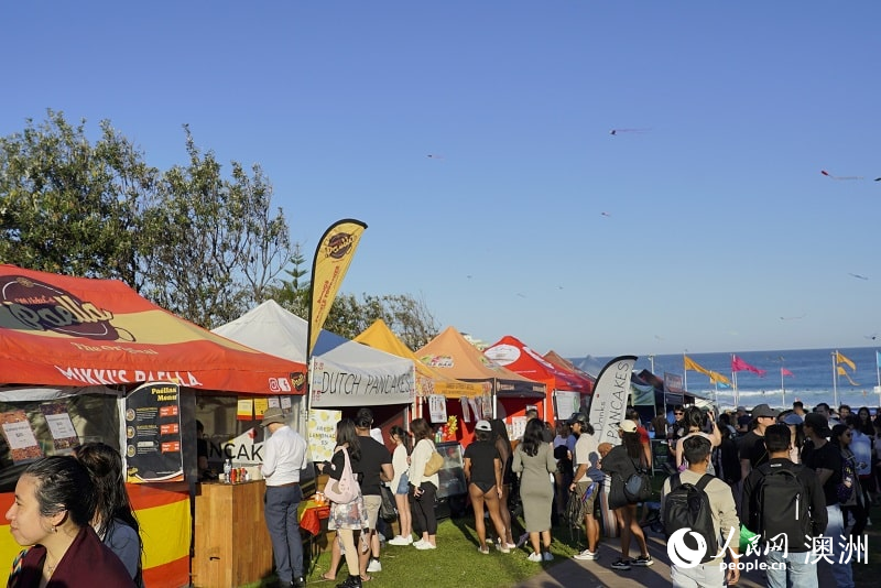 活動現(xiàn)場的美食廣場吸引了大量游客駐足（攝影 石想）