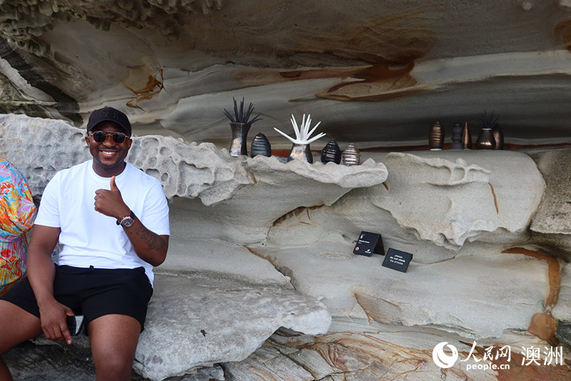 第27屆悉尼海邊雕塑展舉行 百余件藝術(shù)作品沿海岸展出（攝影 劉梓彤）