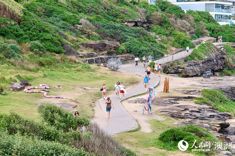 第27屆悉尼海邊雕塑展舉行 百余件藝術(shù)作品沿海岸展出（攝影 劉梓彤）