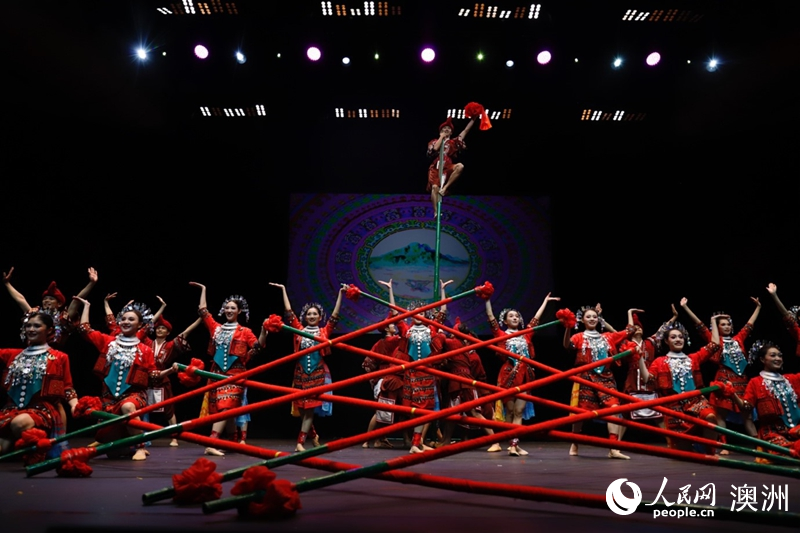 舞蹈詩(shī)《黎族家園》選段《大跳柴》表演現(xiàn)場(chǎng)（攝影 劉美鷺）