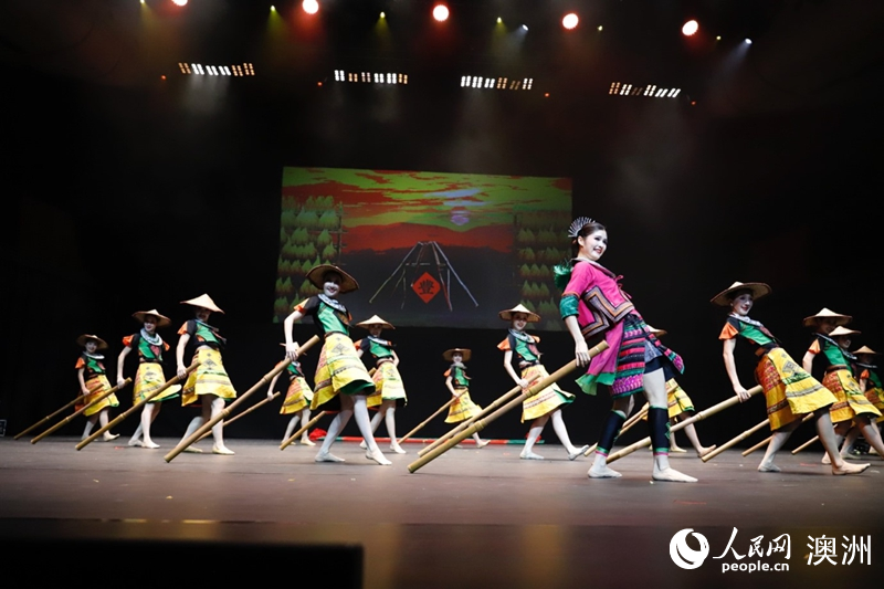 舞蹈詩《黎族家園》選段《舂米謠》表演現(xiàn)場(chǎng)（攝影 劉美鷺）