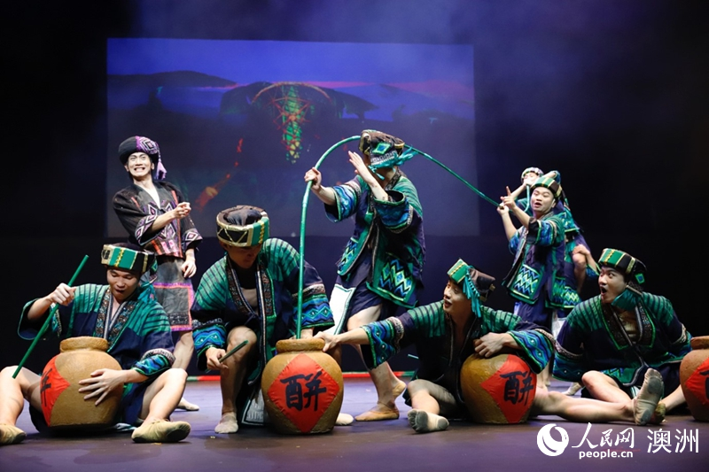 舞蹈詩(shī)《黎族家園》選段《吸酒謠》表演現(xiàn)場(chǎng)（攝影 劉美鷺）