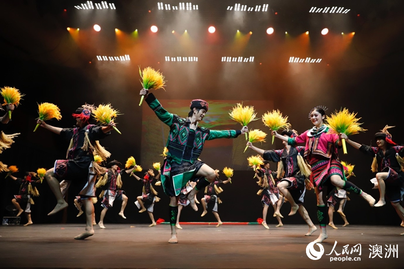 舞蹈詩《黎族家園》選段《山蘭謠》表演現(xiàn)場（攝影 劉美鷺）