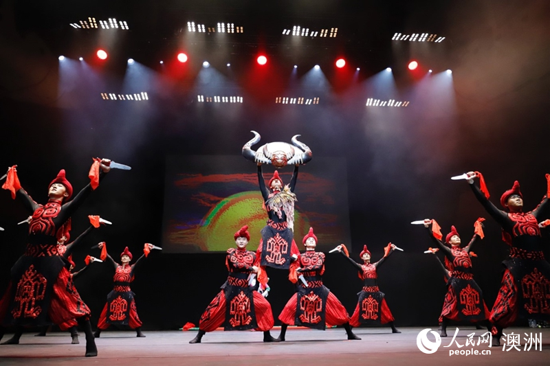 舞蹈詩(shī)《黎族家園》選段《祀牛圖》表演現(xiàn)場(chǎng)（攝影 劉美鷺）