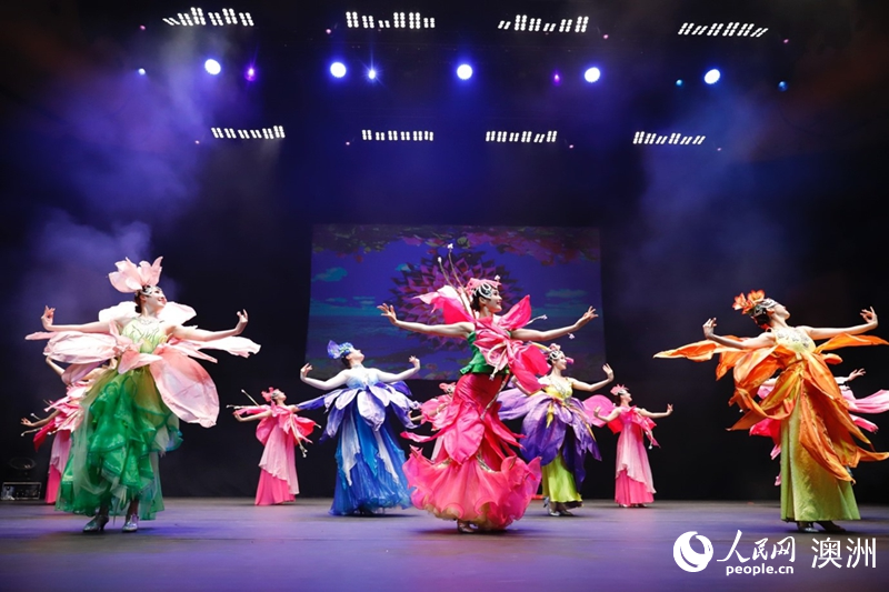 歌舞表演《愛(ài)在海之南》（攝影 劉美鷺）