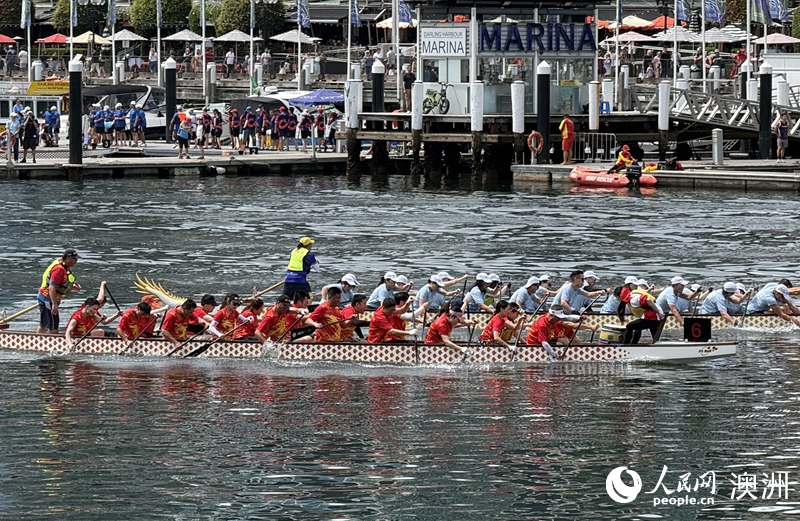 中國駐悉尼總領館組成的“中國龍”隊進行比賽（攝影 沈詩洋）