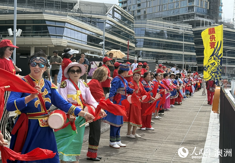 當(dāng)?shù)厝A僑華人在現(xiàn)場(chǎng)觀賽助威（攝影 沈詩(shī)洋）