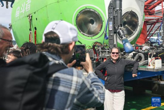   3月21日，在新西蘭首都惠靈頓舉行的中國(guó)-新西蘭普伊斯哥海溝載人深潛聯(lián)合科考總結(jié)開(kāi)放日活動(dòng)中，參觀者在“探索一號(hào)”科考船上與“奮斗者”號(hào)載人潛水器合影。新華社記者 龍雷 攝