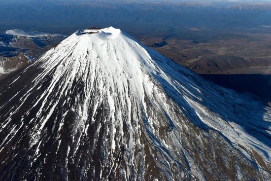 這是2019年6月30日航拍的新西蘭湯加里羅國家公園內(nèi)的瑙魯霍伊山。新華社記者 郭磊 攝